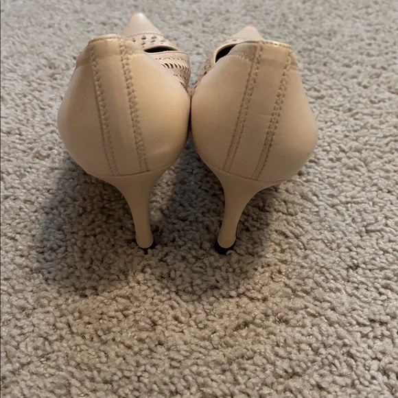Stuart Weitzman Beige Leather Pointed-Toe Pumps - Picture 5 of 6